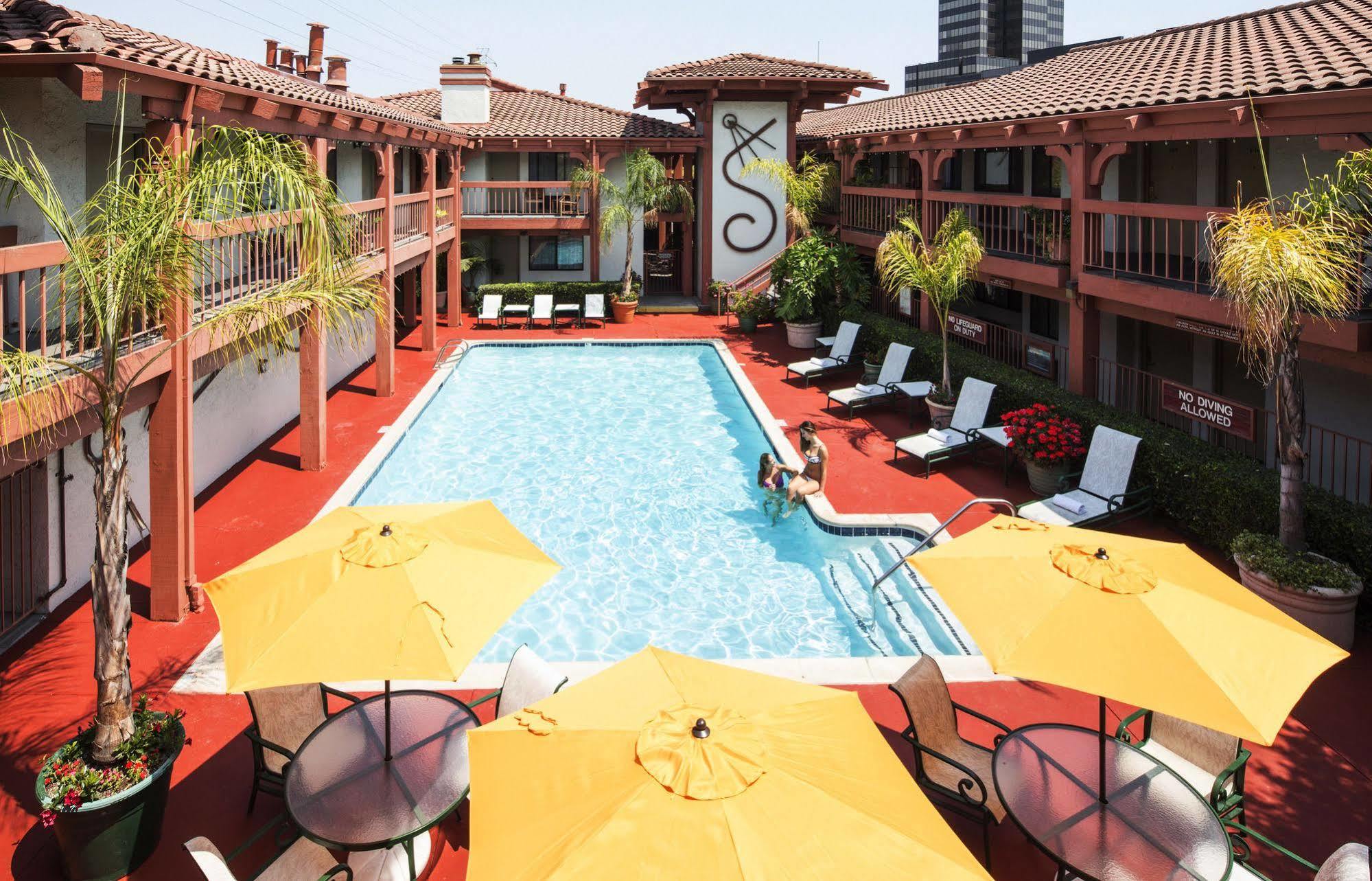 Campbell Inn Hotel Екстер'єр фото