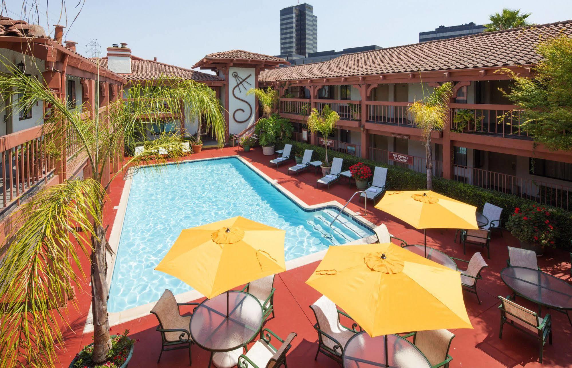 Campbell Inn Hotel Екстер'єр фото